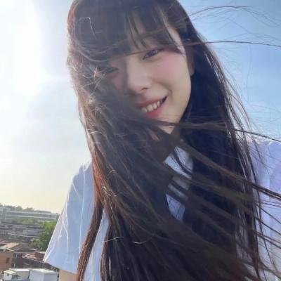 戴流苏耳环的少女